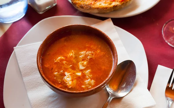 典型的卡斯蒂利亚菜辣味大蒜汤苏菲亚 阿朱与西班牙熏肉面 面包和鸡蛋 — 图库照片