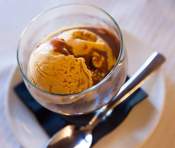 Зображення Смачного Холодного Шоколадного Морозива Поданого Гарячим Шоколадним Кремом — стокове фото