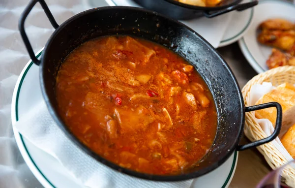 热卡洛斯炖菜 传统的西班牙菜 蔬菜浓郁的猪扒肉汤 — 图库照片