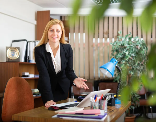 Portrait Successful Business Woman Posing Her Office Making Welcoming Gesture — Stock Photo, Image