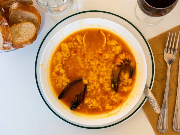 海鲜米汤 白盘配菜 — 图库照片