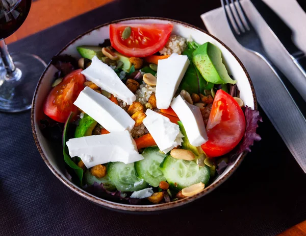 Salada Mediterrânea Tradicional Com Queijo Quinoa — Fotografia de Stock