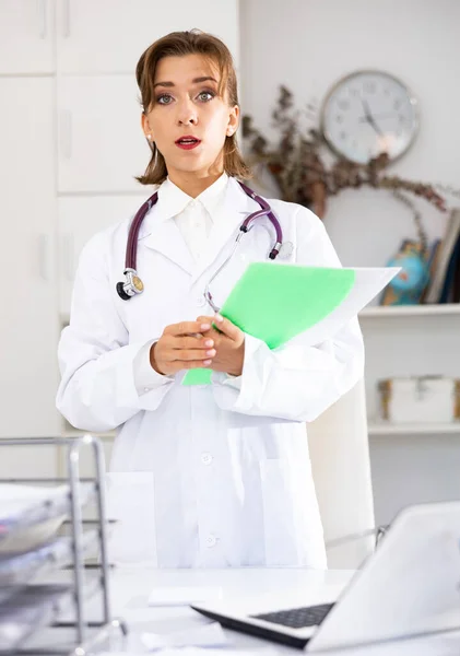Kobieta Lekarz Nosić Biały Mundur Medyczny Stetoskop Folderu Dokumentów Klinice — Zdjęcie stockowe