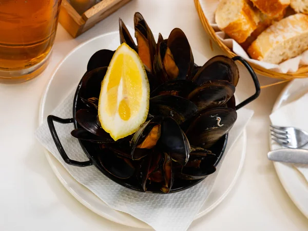 Portion Steamed Mussels Served Table Piece Lemon —  Fotos de Stock