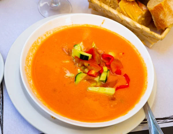 トマトとキュウリを入れたボウルにスペインの伝統的な冷たいスープガスパチョのイメージ — ストック写真