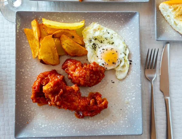 Kép Ízletes Sült Burgonyáról Csirkével Szósszal Sült Tojással Asztalon — Stock Fotó
