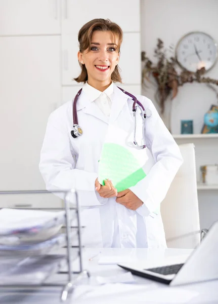 Portret Uśmiechniętej Lekarki Trzymającej Teczkę Stojącej Biurze — Zdjęcie stockowe