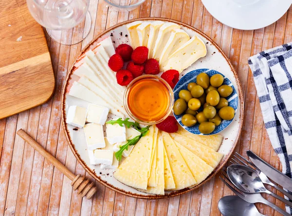 Tasty Cheese Starter Different Cheeses Green Olives Wooden Cutting Board — Stock Photo, Image