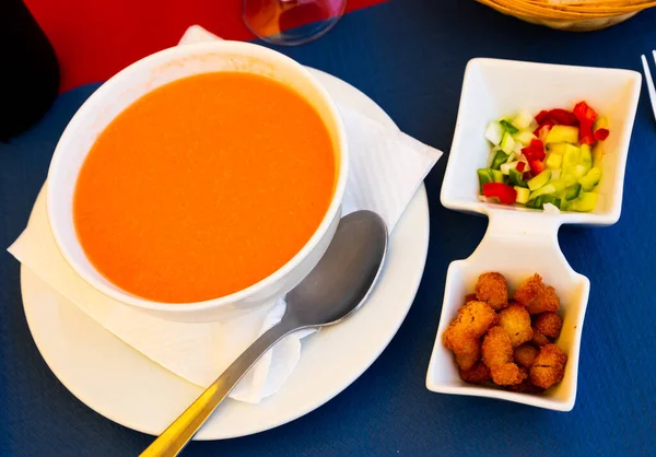 Вкусный Испанский Холодный Суп Гаспачо Сырых Смешанных Овощей Украшен Хрустящими — стоковое фото