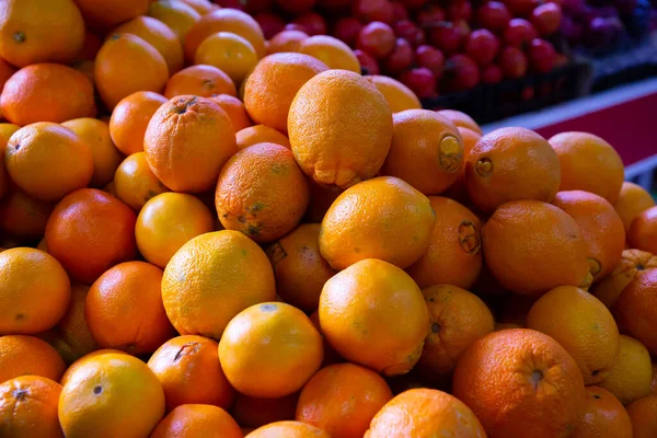 市場のカウンターでオレンジを熟す 高品質の写真 — ストック写真