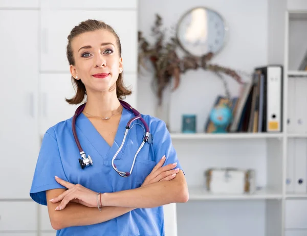 彼女のオフィスに立って外科手術室で正の女性医師の肖像画 — ストック写真