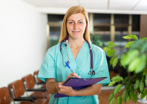 Kvinna Läkare Bära Vit Medicinsk Uniform Och Stetoskop Med Mapp — Stockfoto