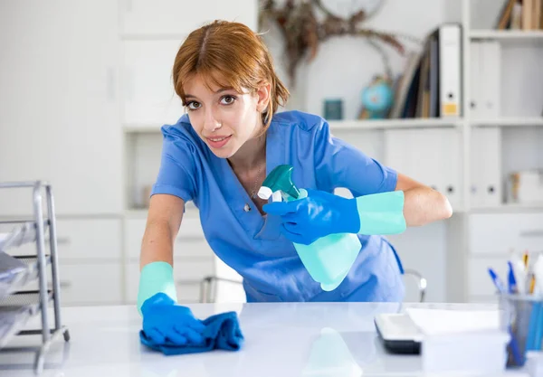 Kadın Temizlikçi Ofiste Çalışma Masasını Bez Spreyle Siliyor — Stok fotoğraf