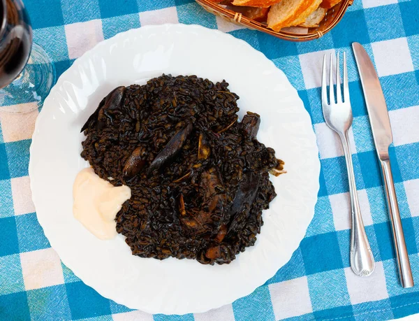 Arroz Negro Spaans Recept Zwarte Paella Met Inktvis Wit Bord — Stockfoto