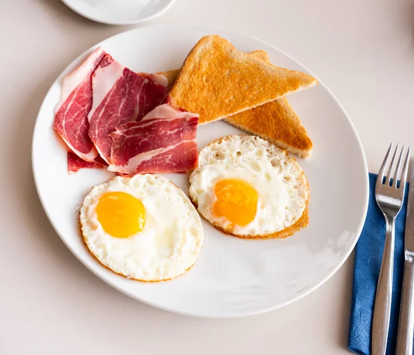 Pequeno Almoço Saboroso Ovos Fritos Com Presunto Fatiado Pão Torrado — Fotografia de Stock