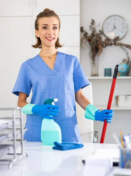 Portrait Young Positive Woman Cleaner Standing Table Office Sprayer Mop — Stock Photo, Image