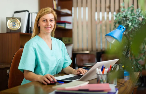Professionelle Lächelnde Ärztin Sitzt Arbeitsplatz Büro Und Arbeitet Laptop — Stockfoto