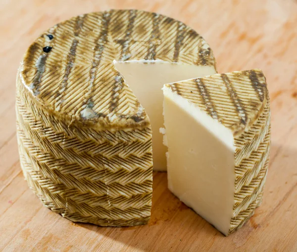 Mezclado Geleneksel Spanyol Ineği Koyun Sütü Peyniri — Stok fotoğraf