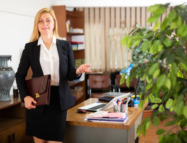 成功的女商人在办公室摆出欢迎的姿态的画像 — 图库照片