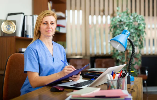 Profesjonalny Lekarz Ogólny Kobieta Pracuje Miejscu Pracy Biurze Podczas Pracy — Zdjęcie stockowe