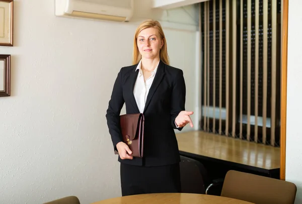 Positiv Affärskvinna Med Portfölj För Dokument Ämbetet — Stockfoto