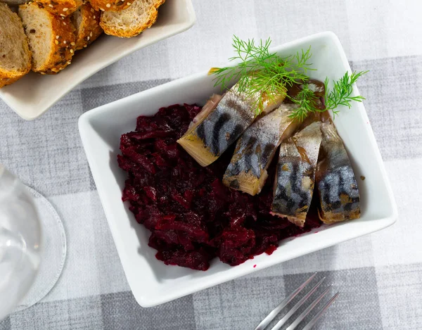 Teller Mit Köstlichen Kaltgeräucherten Makrelen Und Geriebener Gekochter Roter Bete — Stockfoto