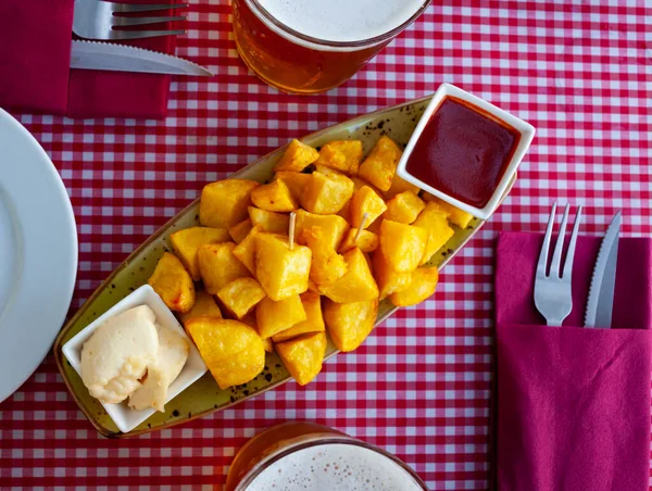 Traditional Spanish Patatas Bravas Fried Spicy Potatoes Sauces Served Beer — Stock Photo, Image
