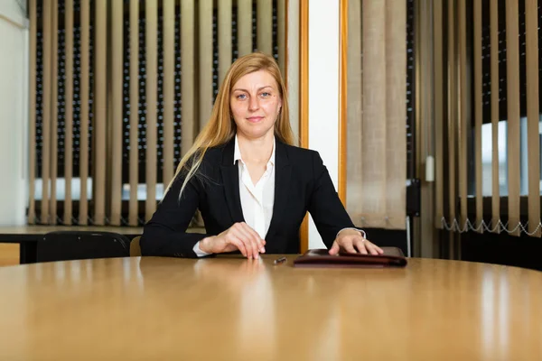 Portrait Smiling Businesswoman Modern Office Negotiating Table — Stock Photo, Image