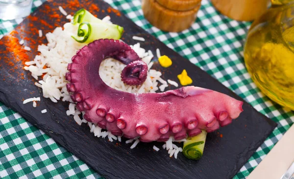 Tentáculos Octopus Servido Com Arroz Uma Tábua Madeira Foto Alta — Fotografia de Stock