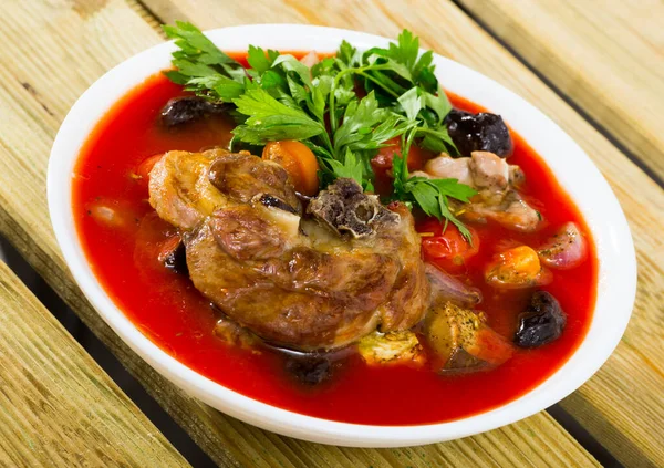Heerlijke Rijke Tomatensoep Met Schapenvlees Groenten Groenten Geserveerd Soepbord — Stockfoto