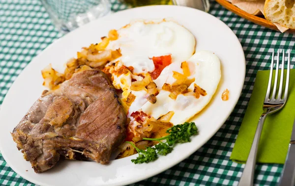 Primo Piano Carne Maiale Fritta Cotta Saporita Con Uova Fritte — Foto Stock