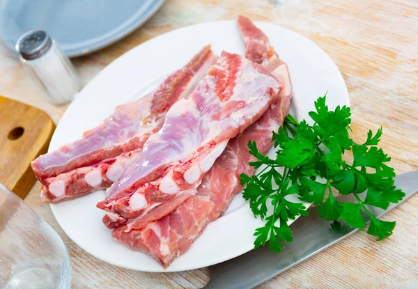 Costelas Porco Despreparadas Picadas Prontas Para Cozinhar Servidas Prato Branco — Fotografia de Stock