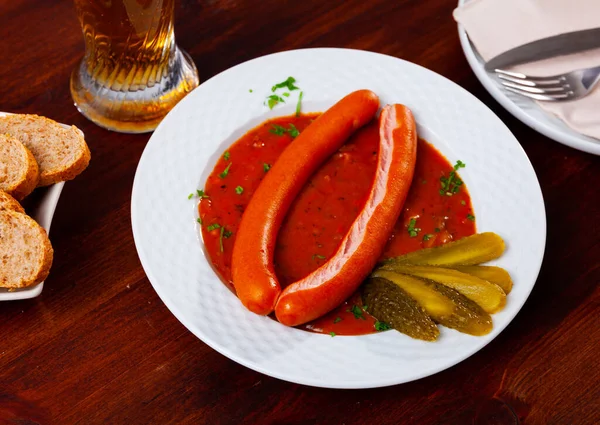 在上桌的维也纳香肠配上土豆酱 — 图库照片