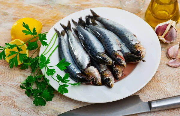 Köstliche Sardinen Auf Teller Serviert Mit Zitrone Und Petersilie Servierfertig — Stockfoto