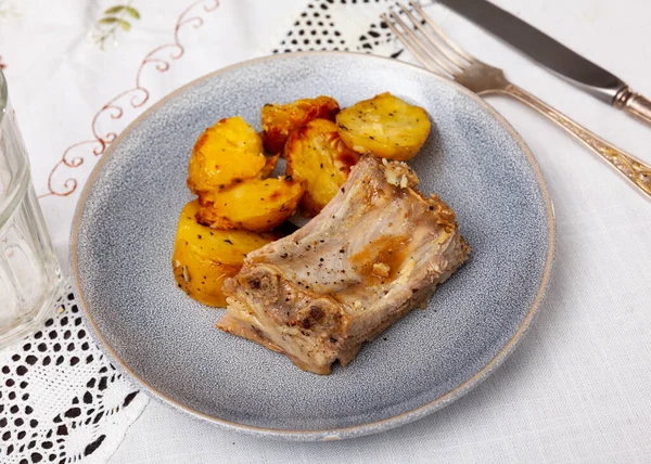 Appetizing Grilled Pork Ribs Vegetable Garnish Baked Potatoes — Stock Photo, Image