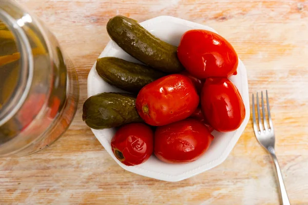 Appetitlich Eingelegte Gurken Und Tomaten Auf Einem Teller Nahaufnahme — Stockfoto