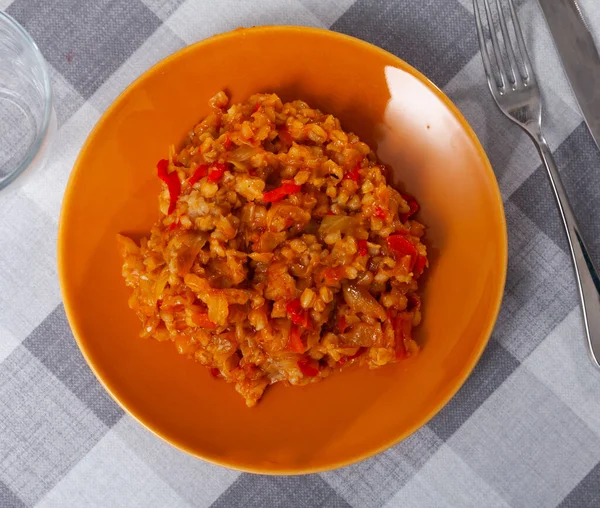 Νόστιμο Χορτοφαγικό Πιάτο Βρασμένο Λάχανο Μαργαριτάρι Κριθάρι Λαχανικά — Φωτογραφία Αρχείου