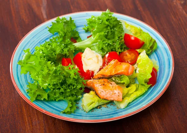 Teller Salat Mit Gemüse Tomaten Gebackenem Forellenfilet Und Pikanter Sauce — Stockfoto