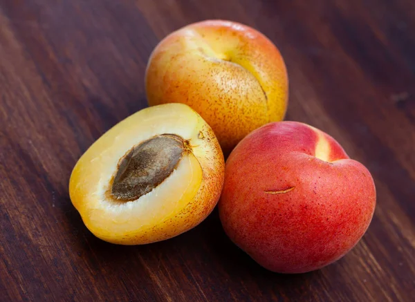 Verse Biologische Abrikozen Houten Ondergrond Fruit Veganistisch Voedsel — Stockfoto