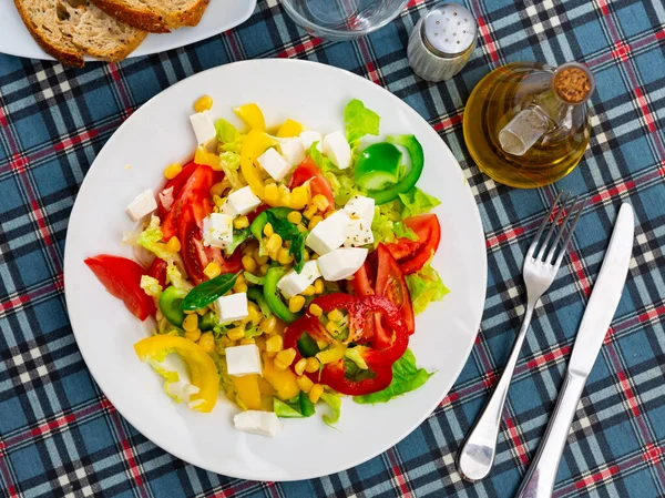 Einfacher Salat Aus Salat Grünen Roten Und Gelben Paprika Tomaten — Stockfoto