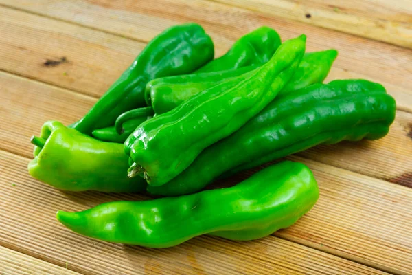 Süße Grüne Paprika Auf Hölzernem Hintergrund Zum Kochen Zubereitet — Stockfoto