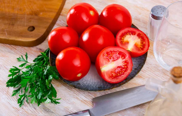 煮的时候 把西红柿放在盘子里 用新鲜的欧芹装饰 特写图像 — 图库照片