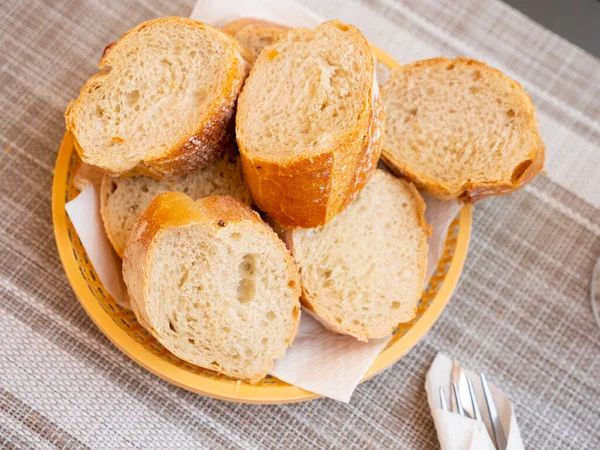 Brood Gesneden Geserveerd Tafel Rieten Plaat Met Serveerstukken — Stockfoto