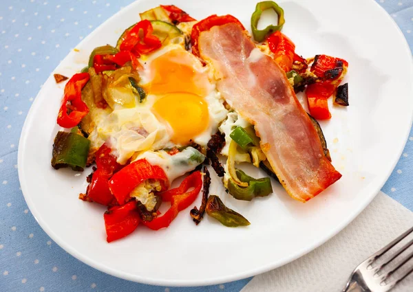 Gebakken Eieren Met Tomaat Peper Spek Als Ontbijt — Stockfoto