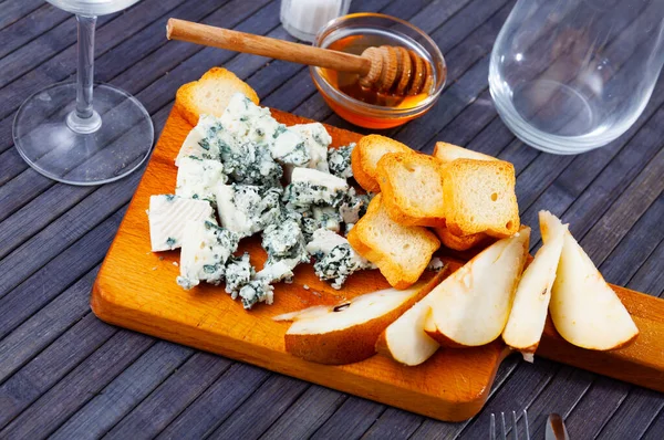 Slices Artisanal Spanish Roncari Blue Cheese Served Ripe Pear Crispy — Stock Photo, Image