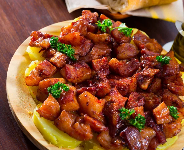 Gebratene Schweinsschnauzen Mit Pfeffer Auf Ofenkartoffeln Spanisches Gericht — Stockfoto