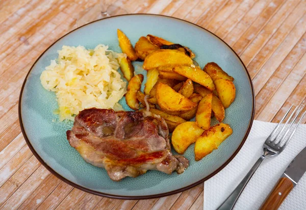 Portion Gebackenes Schweinefleisch Mit Bratkartoffeln Und Krautkompott — Stockfoto