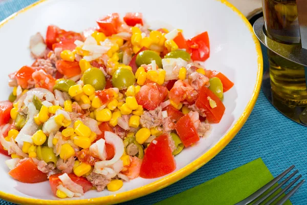 Salat Mit Thunfischkonserven Oliven Und Mais Hochwertiges Foto — Stockfoto