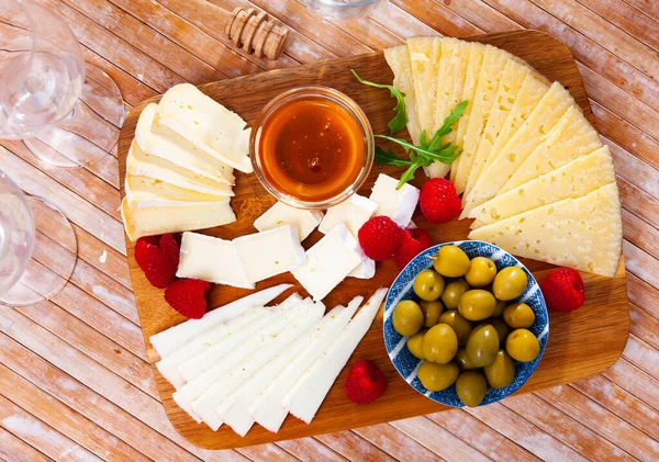 Sýrová Deska Podávaná Medem Malinami Zelenými Olivami Dřevěném Stole — Stock fotografie