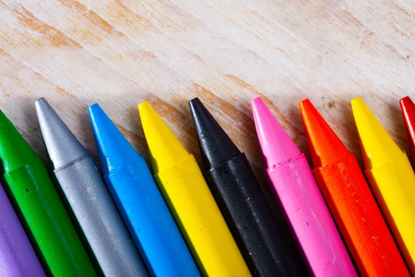 Ahşap Yüzeyde Çok Renkli Mum Boya Kalemleri Yüksek Kalite Fotoğraf — Stok fotoğraf